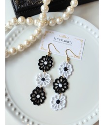 【MUURABBTI】白と黒のお花ピアス(MA)