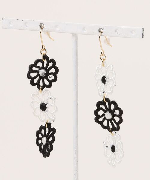 VIBGYOR(ヴィブジョー)の「【MUURABBTI】白と黒のお花ピアス(MA)(ピアス(両耳用)・レディース・ゴールド・FREE)」の3枚目の写真