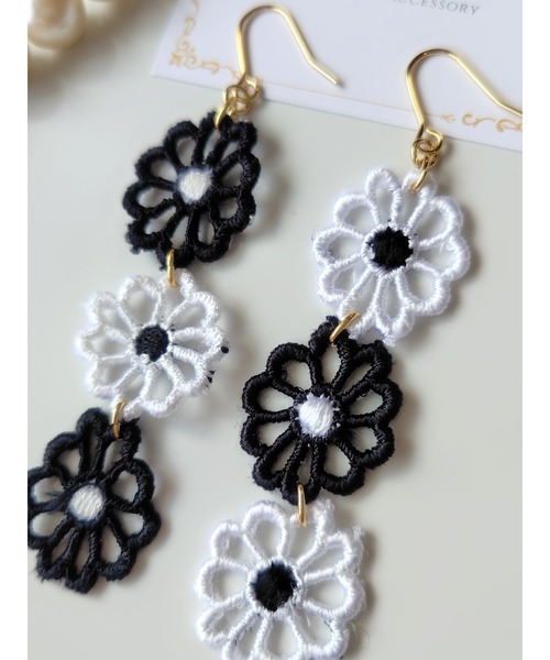 VIBGYOR(ヴィブジョー)の「【MUURABBTI】白と黒のお花ピアス(MA)(ピアス(両耳用)・レディース・ゴールド・FREE)」の5枚目の写真