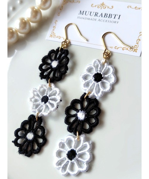 VIBGYOR(ヴィブジョー)の「【MUURABBTI】白と黒のお花ピアス(MA)(ピアス(両耳用)・レディース・ゴールド・FREE)」の4枚目の写真