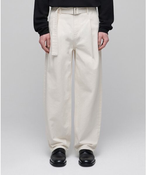 MUSINSA STANDARD（ムシンサスタンダード）の「ベルト付きセミバルーンデニムパンツ[クリーム]（デニムパンツ・メンズ・その他・40/38/42/36/34/32/30/31/33/26/27/28/29）」の2枚目の写真