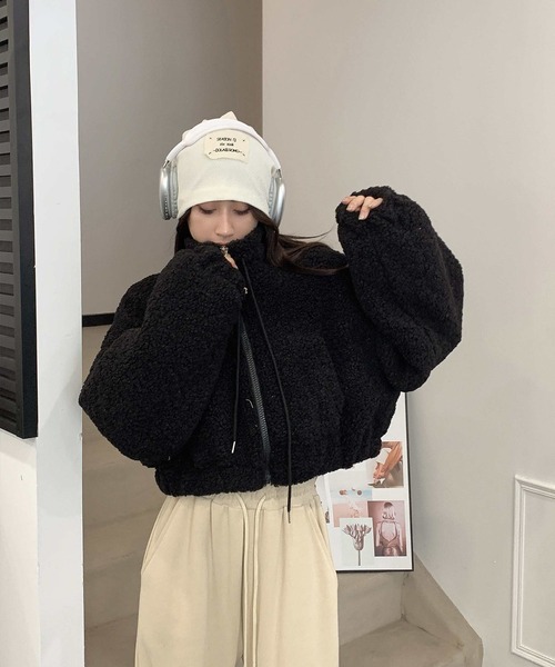 nonomi（ノノミ）の「もこもこシープボア スタンドネックショートジャケット（ブルゾン・レディース・ダークベージュ/ホワイト/ブラック・FREE）」の6枚目の写真
