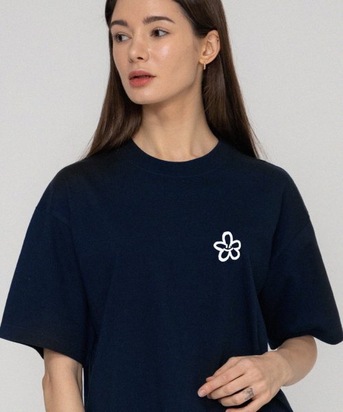 GRAVER（グレーバー）の「[ユニセックス]スモールスプレーフラワースマイル半袖Tシャツ_ネイビー（Tシャツ/カットソー・レディース・ホワイト・X-LARGE/SMALL/LARGE/MEDIUM）」の2枚目の写真