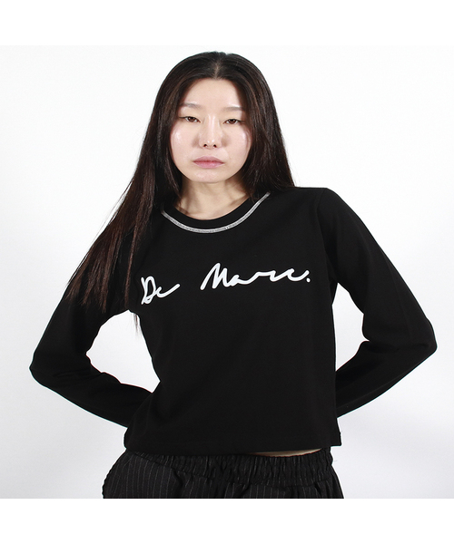 DEMARC(ドゥマーク)の「NECK-STITCH LOGO SEMI-CROP LONG SLEEVE TEE - BLACK(Tシャツ/カットソー・レディース・その他・MEDIUM/LARGE)」の1枚目の写真