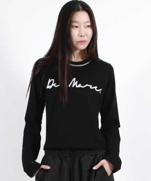 DEMARC(ドゥマーク)の「NECK-STITCH LOGO SEMI-CROP LONG SLEEVE TEE - BLACK(Tシャツ/カットソー・レディース・その他・MEDIUM/LARGE)」の2枚目の写真