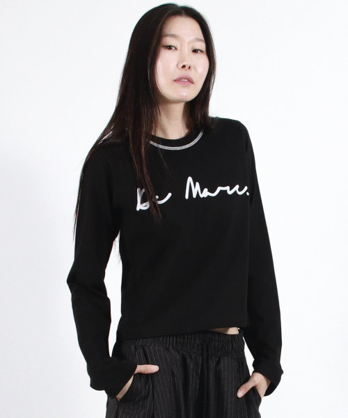 DEMARC(ドゥマーク)の「NECK-STITCH LOGO SEMI-CROP LONG SLEEVE TEE - BLACK(Tシャツ/カットソー・レディース・その他・MEDIUM/LARGE)」の3枚目の写真
