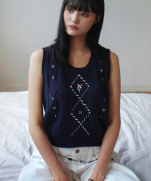 RUBATI（ルバティ）の「孫刺繍ビンテージフラワーニットベスト_ネイビー（ベスト・レディース）」