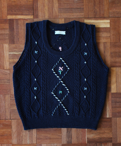 RUBATI(ルバティ)の「孫刺繍ビンテージフラワーニットベスト_ネイビー(ベスト・レディース・その他・FREE)」の2枚目の写真