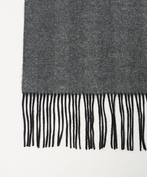 UNITED ARROWS（ユナイテッドアローズ）の「カシミヤ リバーシブル ヘリンボーン マフラー（マフラー・メンズ・ブラック/ダークブラウン・FREE）」の3枚目の写真