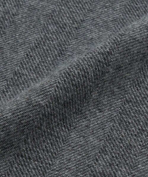 UNITED ARROWS（ユナイテッドアローズ）の「カシミヤ リバーシブル ヘリンボーン マフラー（マフラー・メンズ・ブラック/ダークブラウン・FREE）」の5枚目の写真