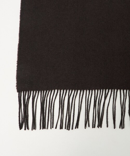 UNITED ARROWS（ユナイテッドアローズ）の「カシミヤ リバーシブル ヘリンボーン マフラー（マフラー・メンズ・ブラック/ダークブラウン・FREE）」の8枚目の写真