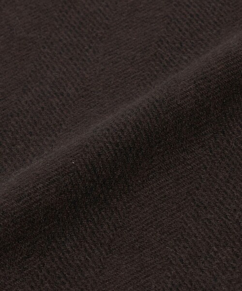 UNITED ARROWS（ユナイテッドアローズ）の「カシミヤ リバーシブル ヘリンボーン マフラー（マフラー・メンズ・ブラック/ダークブラウン・FREE）」の10枚目の写真