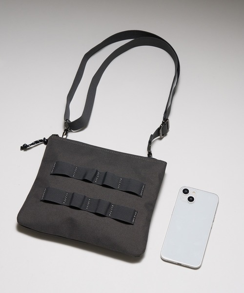 MAISON CLUB(メゾンクラブ)の「【MAISON CLUB】ミリタリーショルダーバック サコッシュ /M-65 MA-1 スマホショルダー ミニショルダー 軽量 /撥水(ショルダーバッグ・メンズ・ブラック/カーキ/グレー・FREE)」の4枚目の写真