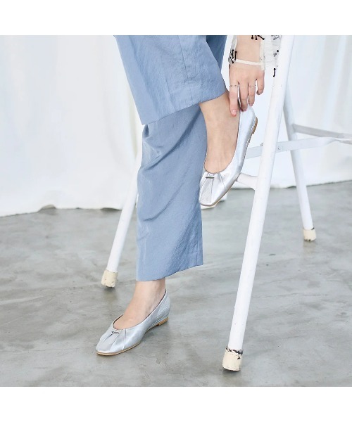 Mode et Jacomo(モードエジャコモ)の「ソフトレザーフラットパンプス(パンプス・レディース・ホワイト/ブラック/シルバー/グリーン・24.5cm/24cm/23.5cm/23cm/22.5cm)」の1枚目の写真