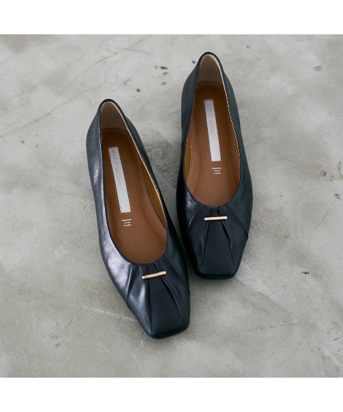 Mode et Jacomo(モードエジャコモ)の「ソフトレザーフラットパンプス(パンプス・レディース・ホワイト/ブラック/シルバー/グリーン・24.5cm/24cm/23.5cm/23cm/22.5cm)」の3枚目の写真