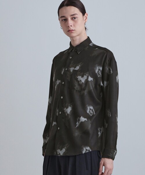 tk.TAKEO KIKUCHI(ティーケータケオキクチ)の「スモークブラープリントシャツ(シャツ/ブラウス・メンズ・ベージュ/ホワイト/ブラック・02/03/04)」の2枚目の写真
