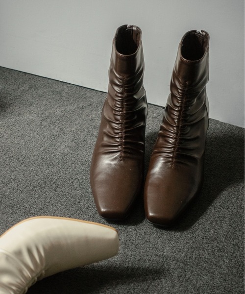 on:nue（オンニュ）の「【on:nue】[3色展開/5サイズ展開]  スクエアトゥシャーリングミドルブーツ（ブーツ・レディース・ダークブラウン/アイボリー/ブラック・23.0cm/23.5cm/24.0cm/24.5cm/25.0cm）」の5枚目の写真