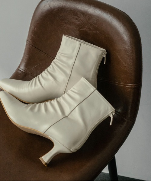 on:nue（オンニュ）の「【on:nue】[3色展開/5サイズ展開]  スクエアトゥシャーリングミドルブーツ（ブーツ・レディース・ダークブラウン/アイボリー/ブラック・23.0cm/23.5cm/24.0cm/24.5cm/25.0cm）」の8枚目の写真