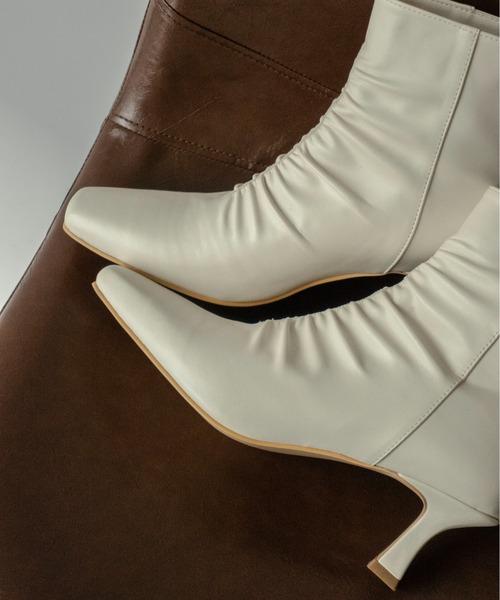 on:nue（オンニュ）の「【on:nue】[3色展開/5サイズ展開]  スクエアトゥシャーリングミドルブーツ（ブーツ・レディース・ダークブラウン/アイボリー/ブラック・23.0cm/23.5cm/24.0cm/24.5cm/25.0cm）」の9枚目の写真