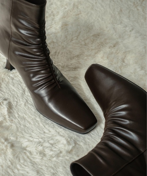 on:nue（オンニュ）の「【on:nue】[3色展開/5サイズ展開]  スクエアトゥシャーリングミドルブーツ（ブーツ・レディース・ダークブラウン/アイボリー/ブラック・23.0cm/23.5cm/24.0cm/24.5cm/25.0cm）」の10枚目の写真