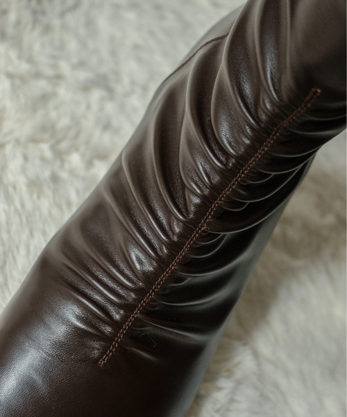 on:nue（オンニュ）の「【on:nue】[3色展開/5サイズ展開]  スクエアトゥシャーリングミドルブーツ（ブーツ・レディース・ダークブラウン/アイボリー/ブラック・23.0cm/23.5cm/24.0cm/24.5cm/25.0cm）」の14枚目の写真