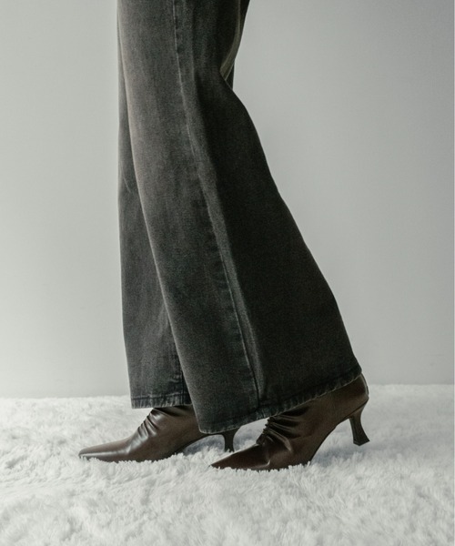 on:nue（オンニュ）の「【on:nue】[3色展開/5サイズ展開]  スクエアトゥシャーリングミドルブーツ（ブーツ・レディース・ダークブラウン/アイボリー/ブラック・23.0cm/23.5cm/24.0cm/24.5cm/25.0cm）」の16枚目の写真