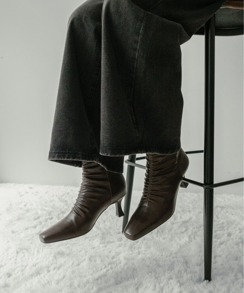 on:nue（オンニュ）の「【on:nue】[3色展開/5サイズ展開]  スクエアトゥシャーリングミドルブーツ（ブーツ・レディース・ダークブラウン/アイボリー/ブラック・23.0cm/23.5cm/24.0cm/24.5cm/25.0cm）」の17枚目の写真