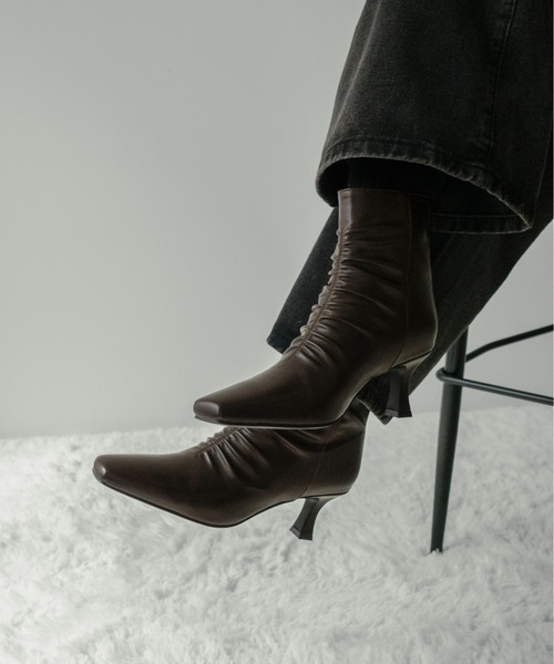 on:nue（オンニュ）の「【on:nue】[3色展開/5サイズ展開]  スクエアトゥシャーリングミドルブーツ（ブーツ・レディース・ダークブラウン/アイボリー/ブラック・23.0cm/23.5cm/24.0cm/24.5cm/25.0cm）」の18枚目の写真
