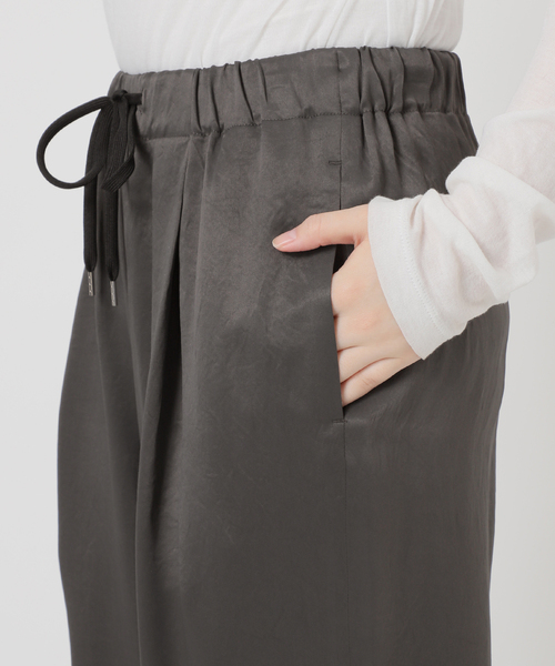Spick & Span(スピックアンドスパン)の「《新色有り / 追加》ワッシャーサテンイージーパンツ(その他パンツ・レディース・カーキ/ベージュ/チャコールグレー・40/38/36)」の14枚目の写真