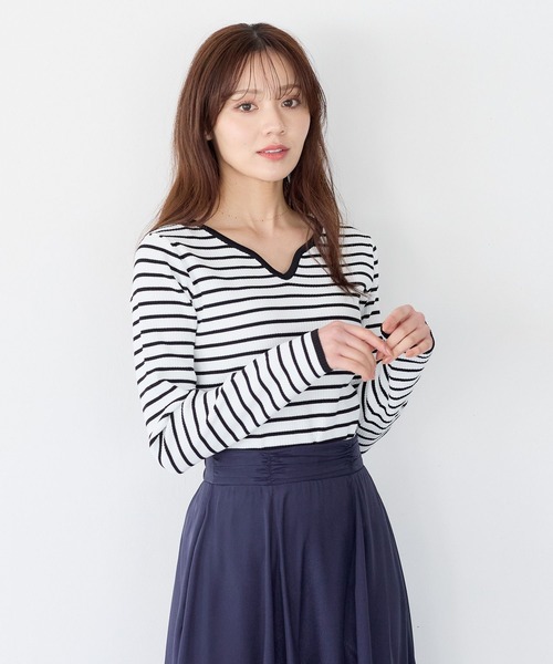 Andemiu(アンデミュウ)の「デザインネックリブニット639467(ニット/セーター・レディース・オフホワイト/ネイビー/コーラル/ブラック×ホワイト・FREE)」の1枚目の写真