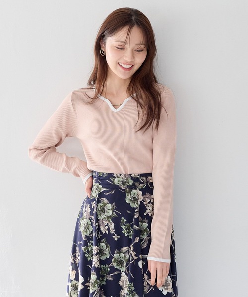 Andemiu(アンデミュウ)の「デザインネックリブニット639467(ニット/セーター・レディース・オフホワイト/ネイビー/コーラル/ブラック×ホワイト・FREE)」の4枚目の写真