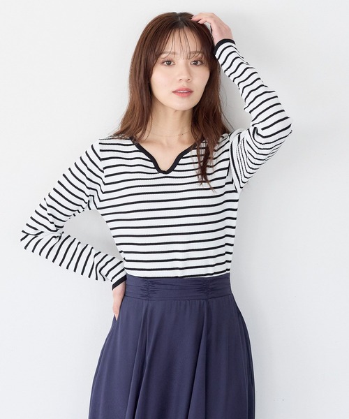 Andemiu(アンデミュウ)の「デザインネックリブニット639467(ニット/セーター・レディース・オフホワイト/ネイビー/コーラル/ブラック×ホワイト・FREE)」の6枚目の写真