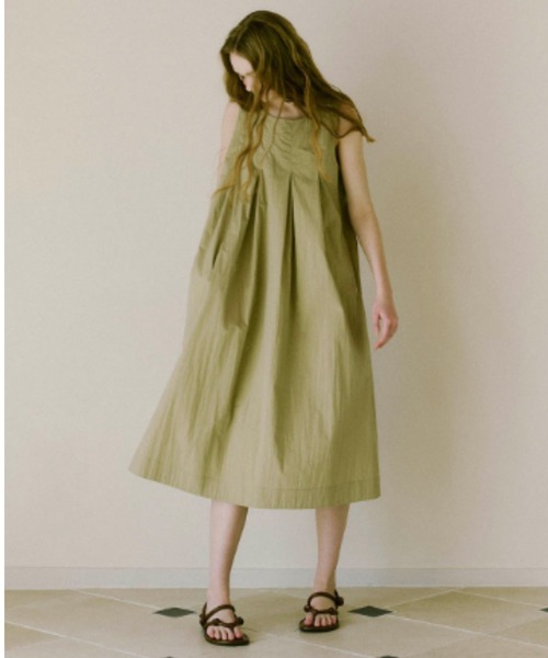 GREEN BUTTER(グリーンバター)の「COTTON NYLON PINTUCK DRESS(ワンピース・レディース・ベージュ・FREE)」の4枚目の写真