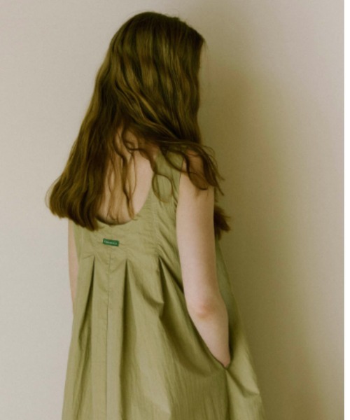 GREEN BUTTER(グリーンバター)の「COTTON NYLON PINTUCK DRESS(ワンピース・レディース・ベージュ・FREE)」の8枚目の写真