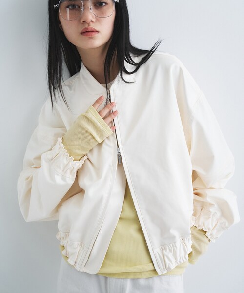 CODE A(コードエー)の「satin bomber jacket(ブルゾン・レディース・ベージュ/グレー/ホワイト・00)」の2枚目の写真