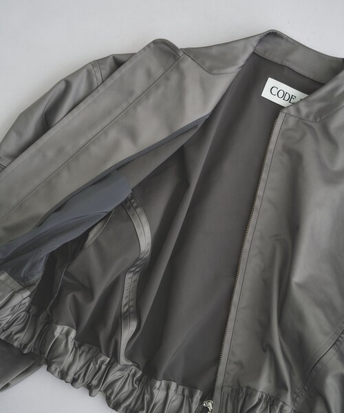 CODE A(コードエー)の「satin bomber jacket(ブルゾン・レディース・ベージュ/グレー/ホワイト・00)」の7枚目の写真