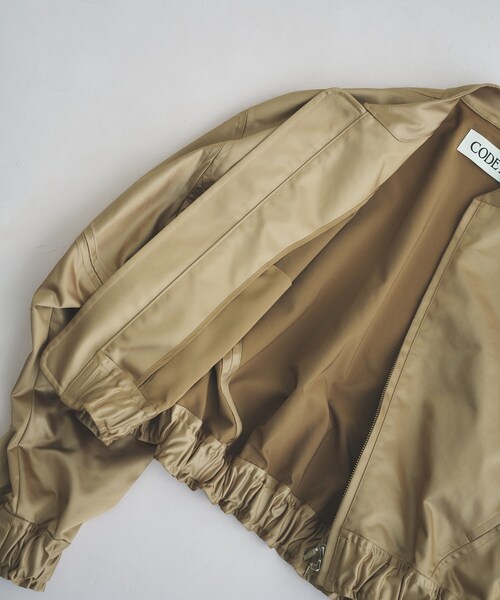 CODE A(コードエー)の「satin bomber jacket(ブルゾン・レディース・ベージュ/グレー/ホワイト・00)」の11枚目の写真