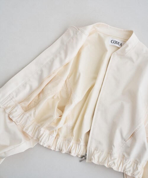 CODE A(コードエー)の「satin bomber jacket(ブルゾン・レディース・ベージュ/グレー/ホワイト・00)」の16枚目の写真