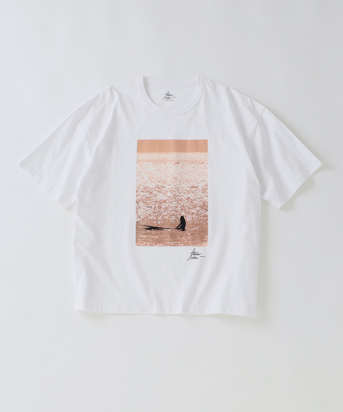 EDIFICE（エディフィス）の「THOMAS LODIN(トーマス ロディン) 別注 フォト プリント Tシャツ（Tシャツ/カットソー・メンズ・ブルー/ベージュ/ブラック/オレンジ/ブラック系その他・LARGE/MEDIUM）」の3枚目の写真