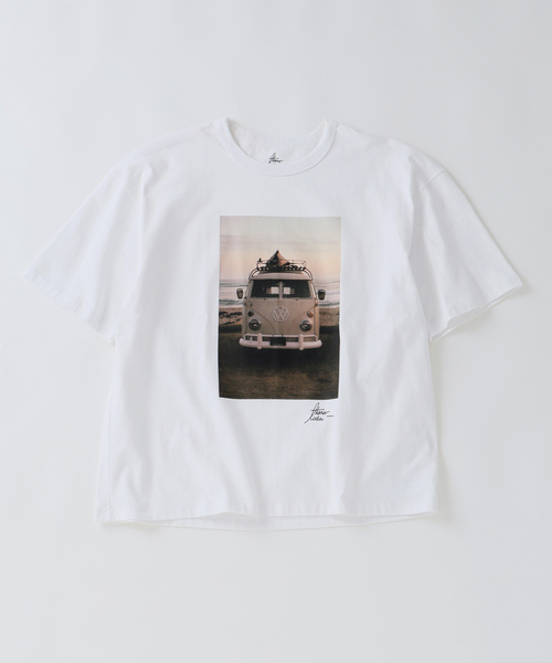 EDIFICE（エディフィス）の「THOMAS LODIN(トーマス ロディン) 別注 フォト プリント Tシャツ（Tシャツ/カットソー・メンズ・ブルー/ベージュ/ブラック/オレンジ/ブラック系その他・LARGE/MEDIUM）」の2枚目の写真