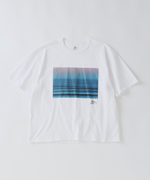 EDIFICE（エディフィス）の「THOMAS LODIN(トーマス ロディン) 別注 フォト プリント Tシャツ（Tシャツ/カットソー・メンズ・ブルー/ベージュ/ブラック/オレンジ/ブラック系その他・LARGE/MEDIUM）」の4枚目の写真