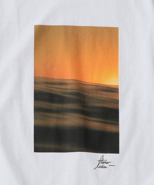 EDIFICE（エディフィス）の「THOMAS LODIN(トーマス ロディン) 別注 フォト プリント Tシャツ（Tシャツ/カットソー・メンズ・ブルー/ベージュ/ブラック/オレンジ/ブラック系その他・LARGE/MEDIUM）」の18枚目の写真