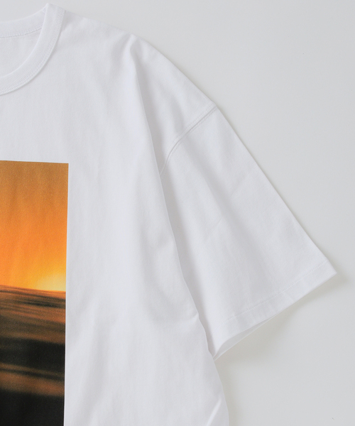 EDIFICE（エディフィス）の「THOMAS LODIN(トーマス ロディン) 別注 フォト プリント Tシャツ（Tシャツ/カットソー・メンズ・ブルー/ベージュ/ブラック/オレンジ/ブラック系その他・LARGE/MEDIUM）」の19枚目の写真