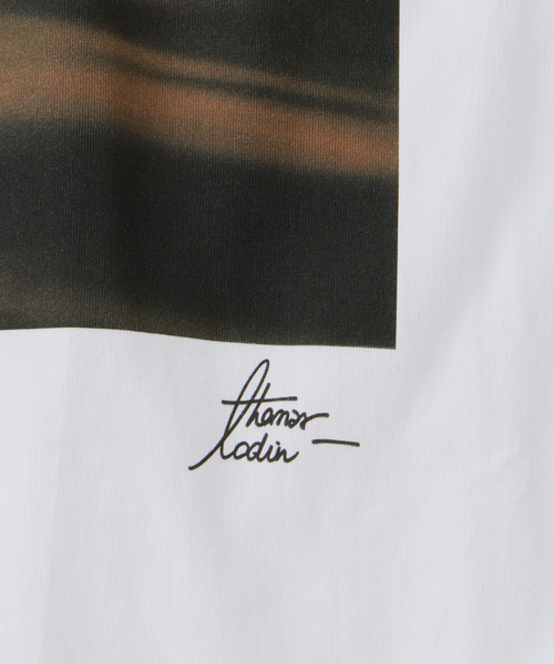 EDIFICE（エディフィス）の「THOMAS LODIN(トーマス ロディン) 別注 フォト プリント Tシャツ（Tシャツ/カットソー・メンズ・ブルー/ベージュ/ブラック/オレンジ/ブラック系その他・LARGE/MEDIUM）」の20枚目の写真