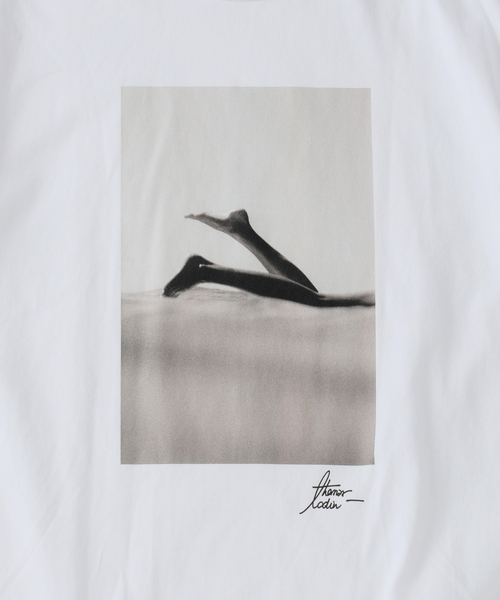 EDIFICE（エディフィス）の「THOMAS LODIN(トーマス ロディン) 別注 フォト プリント Tシャツ（Tシャツ/カットソー・メンズ・ブルー/ベージュ/ブラック/オレンジ/ブラック系その他・LARGE/MEDIUM）」の8枚目の写真