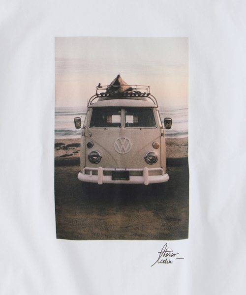 EDIFICE（エディフィス）の「THOMAS LODIN(トーマス ロディン) 別注 フォト プリント Tシャツ（Tシャツ/カットソー・メンズ・ブルー/ベージュ/ブラック/オレンジ/ブラック系その他・LARGE/MEDIUM）」の10枚目の写真