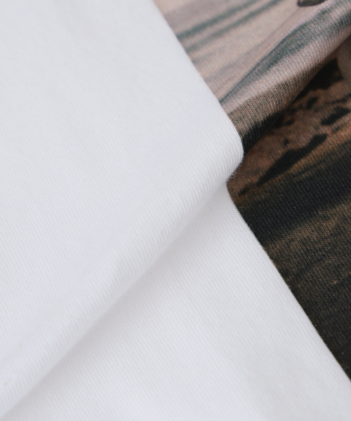 EDIFICE（エディフィス）の「THOMAS LODIN(トーマス ロディン) 別注 フォト プリント Tシャツ（Tシャツ/カットソー・メンズ・ブルー/ベージュ/ブラック/オレンジ/ブラック系その他・LARGE/MEDIUM）」の11枚目の写真