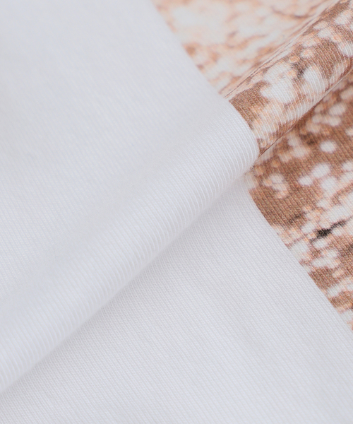 EDIFICE（エディフィス）の「THOMAS LODIN(トーマス ロディン) 別注 フォト プリント Tシャツ（Tシャツ/カットソー・メンズ・ブルー/ベージュ/ブラック/オレンジ/ブラック系その他・LARGE/MEDIUM）」の13枚目の写真