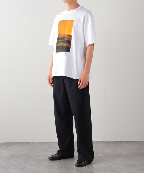 EDIFICE（エディフィス）の「THOMAS LODIN(トーマス ロディン) 別注 フォト プリント Tシャツ（Tシャツ/カットソー・メンズ・ブルー/ベージュ/ブラック/オレンジ/ブラック系その他・LARGE/MEDIUM）」の22枚目の写真