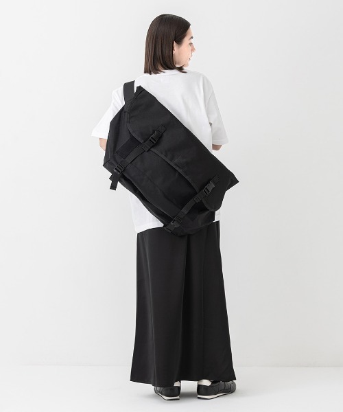 KLON(クローン)の「KLON BIG MESSENGER BAG BLACK(メッセンジャーバッグ・レディース・ブラック・FREE)」の2枚目の写真